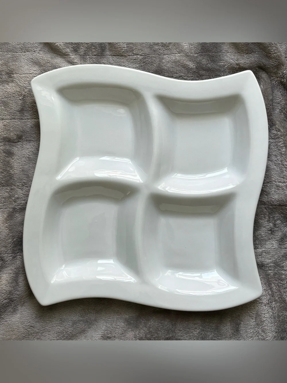 Pier 1 wavy white 5 piece serving set 10” divided plate + 4 sauce cups